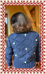 Kötött nőiruha - Sötétkék virág mintás kötött női pulóver hátulról